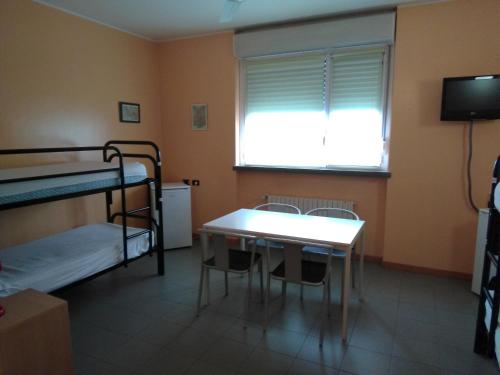 a room with a table and two bunk beds at La Cordata Accommodation - Zumbini 6 in Milan