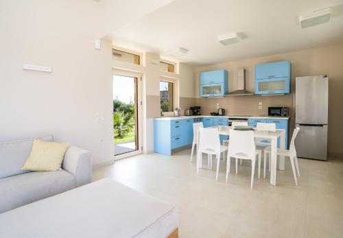 Kuchyň nebo kuchyňský kout v ubytování Three Stars Luxury Villas