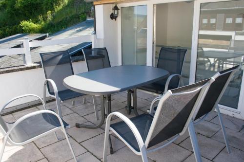 ベルンカステル・クースにあるFerienhaus Alinaのパティオ(テーブル、椅子付)