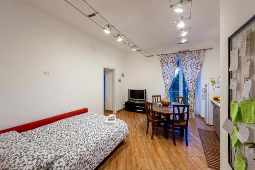 ナポリにあるHome Toledo 355のベッドルーム1室(ベッド1台、テーブル付)、ダイニングルームが備わります。