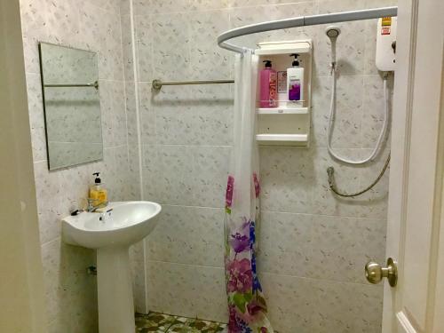 un bagno con lavandino e doccia di Daddy's homestay a Ban Bang Krasan