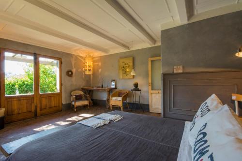 um quarto com uma cama grande e uma secretária em Agriturismo San Martino em Montepulciano