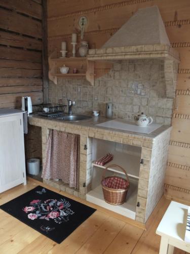 Kitchen o kitchenette sa Chata Mioduszyna w Beskidach - drewniany dom z widokiem na Babią Górę