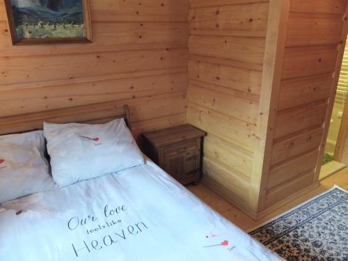 a bedroom with a bed in a log cabin at Chata Mioduszyna w Beskidach - drewniany dom z widokiem na Babią Górę in Maków Podhalański