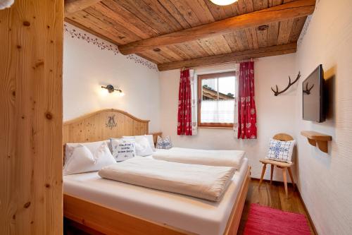 Una cama o camas en una habitación de Almdorf Flachau - Luxus Hüttenurlaub