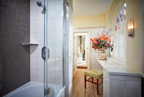 Ванна кімната в Royal Berkshire