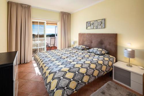 1 dormitorio con 1 cama grande y balcón en Casa Atlantida Golfemar, en Carvoeiro