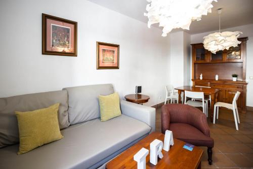 una sala de estar con un sofá y una mesa en Bed and Snow Art Apartments, en Sierra Nevada