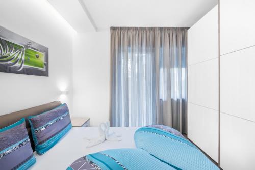 1 dormitorio con cama y ventana en Fior Apartments Schiller, en Merano