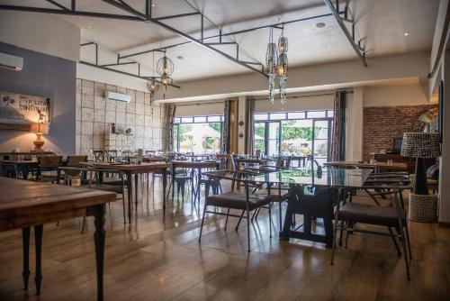 Un restaurante u otro lugar para comer en Latitude 13 Degrees