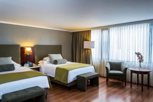 Un pat sau paturi într-o cameră la Bogota Plaza Hotel