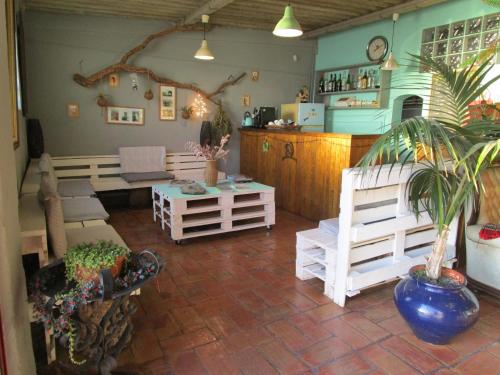 ポルト・コーヴォにあるHerdade Do Pessegueiroのリビングルーム(白い家具、鉢植えの植物付)