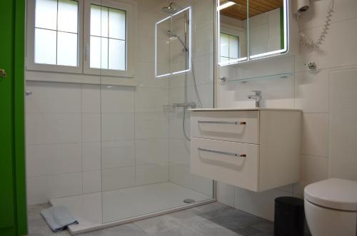 ベラルプにあるMalvaのバスルーム(シャワー、洗面台、トイレ付)