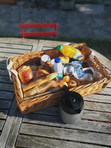 un cestino di cibo e pane su un tavolo da picnic di Les Tramois a Donzy