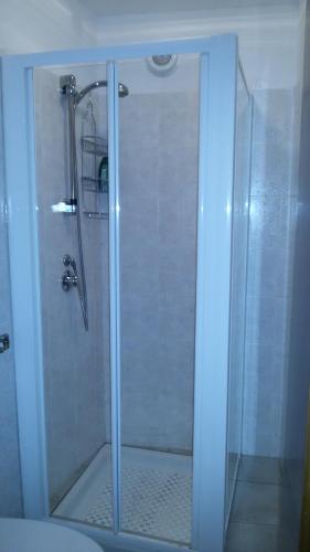 y baño con ducha y puerta de cristal. en La Fisarmonica, en Valdieri