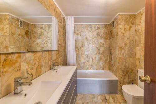 A bathroom at Apartament Gloria