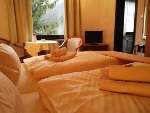 Ένα ή περισσότερα κρεβάτια σε δωμάτιο στο Hotel zur Schmiede