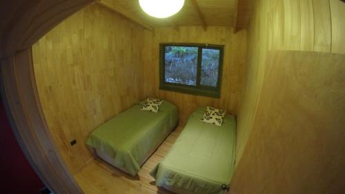 Ένα ή περισσότερα κρεβάτια σε δωμάτιο στο Cabañas Latitud 41 Sur