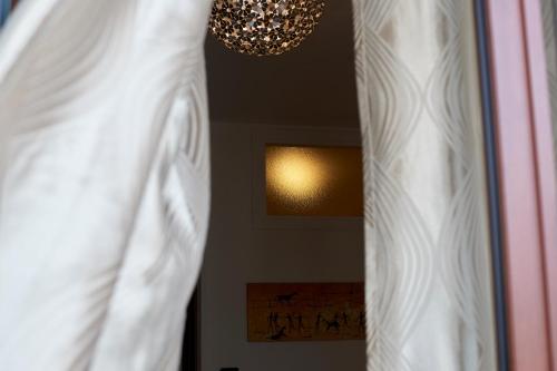 a room with a mirror and a chandelier at Casa Bellavista in Torre Canne