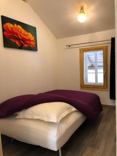a bedroom with a bed and a window at La Datcha du Parc in Husseren-Wesserling