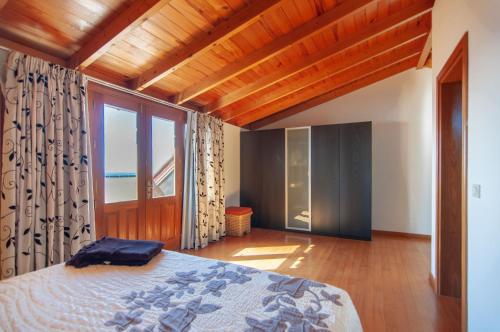 ein Schlafzimmer mit einem Bett und einem großen Fenster in der Unterkunft PENTHOUSE DUPLEX AVENIDA 1A011 in Santiago del Teide