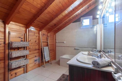 ein Badezimmer mit Waschbecken, Toilette und Badewanne in der Unterkunft PENTHOUSE DUPLEX AVENIDA 1A011 in Santiago del Teide