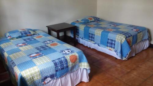 duas camas sentadas uma ao lado da outra num quarto em Bella Casa en Antigua Guatemala em Antigua Guatemala