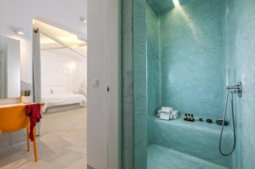Ett badrum på Kouros Village Hotel - Adults Only
