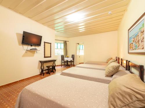 Uma cama ou camas num quarto em Hotel Saveiros