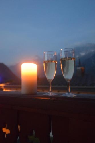 - deux verres de vin et une bougie sur une table dans l'établissement Spacious Apartment 2 Minutes from Ski Lift, Equipped for Babies, aux Houches