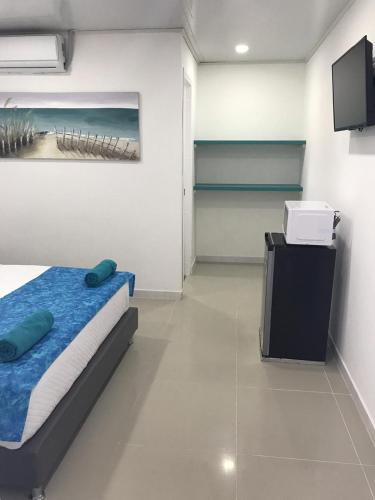 a bedroom with a bed and a television in it at Tropical Breeze Aeropuerto in San Andrés