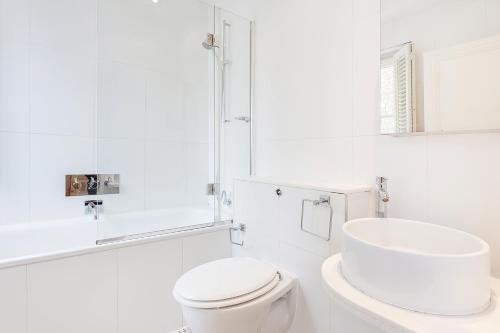 Um banheiro em Beautiful 2 bedrooms apartment in Knightsbridge