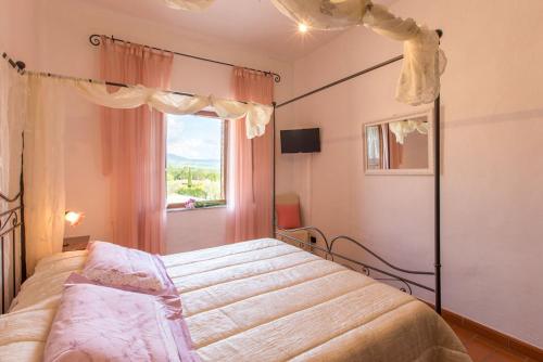 a bedroom with a large bed with a window at Le Checche in Pienza