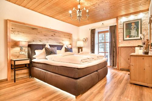 1 dormitorio con 1 cama grande y techo de madera en Wohlfühl-Ferienwohnungen Kirchberger, en Bodenmais