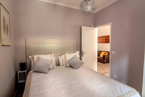 バジェ・グラン・レイにあるCasa La Alameda,Valle Gran Rey, La Gomeraのベッドルーム1室(大型ベッド1台、白いシーツ、枕付)