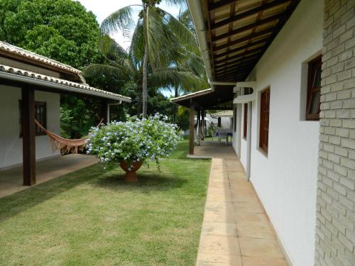 Taman di luar Hotel Pousada Salvador Paradise