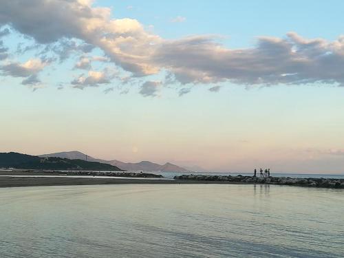 a group of people standing on a beach near the water at Appartamento o Dépendance - Soluzioni Abitative a Pochi Passi dal Mare in Formia