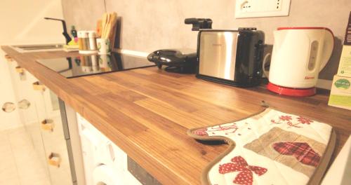 a kitchen counter with a coffee maker on a counter top at La Serenissima - 15 min to Venice City Center - Free Parking in Campalto