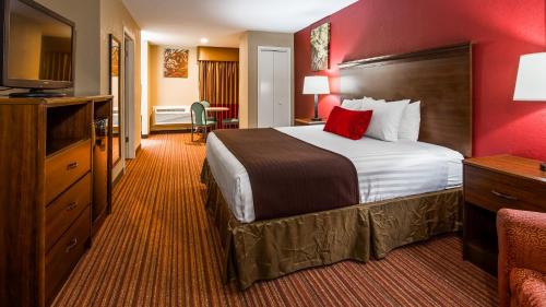 Krevet ili kreveti u jedinici u okviru objekta SureStay Plus by Best Western San Antonio Fiesta Inn