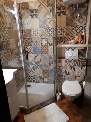Bilik mandi di Elena Rooms
