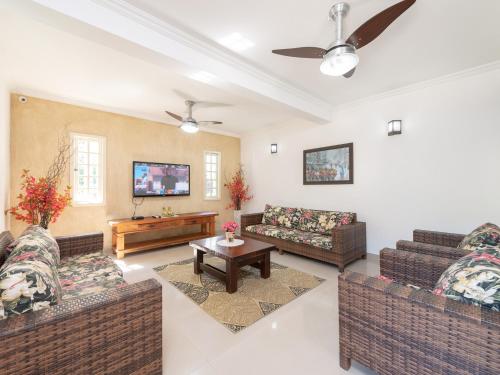 a living room with two couches and a table at Hotel Saveiros in Ubatuba