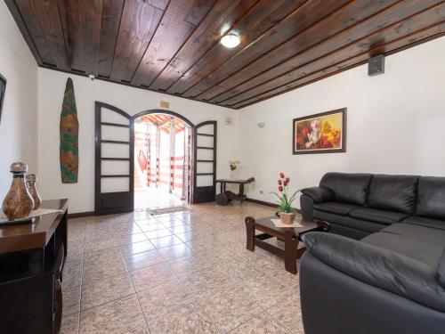 a living room with a couch and a table at Hotel Saveiros in Ubatuba