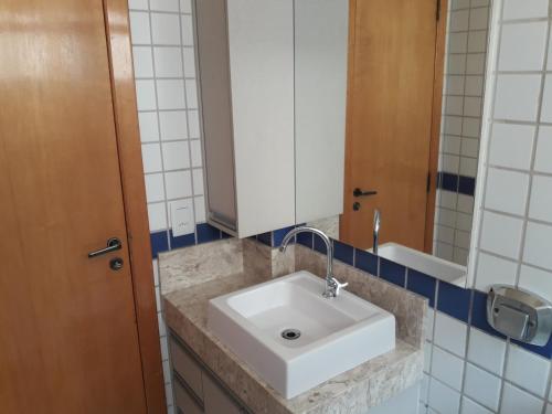 Ένα μπάνιο στο APTO 50M PRAIA NA AVENIDA - 6 PESSOAS, CHURRASQUEIRA, WIFI, SACADA, GARAGEM PARA VEICULOS PEQUENOS! - Residencial Roveda