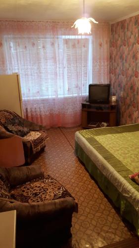 ケメロヴォにあるApartment on Stroiteley 19のベッドルーム(ベッド2台、テレビ付)