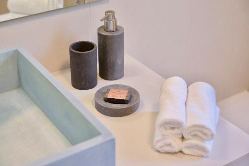 a bathroom with towels and a faucet and a sink at MARILIA VILLAS LASSI in Lassi