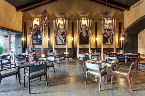 Restoran või mõni muu söögikoht majutusasutuses Planet Hollywood Costa Rica by Royalton, An Autograph Collection All-Inclusive Resort