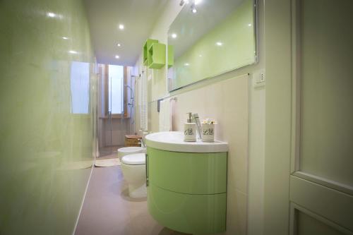 een badkamer met een witte wastafel en een toilet bij L'Albero di Garibaldi in Florence