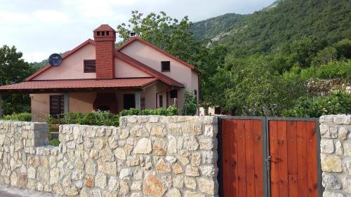 Nespecifikovaný výhled na hory nebo výhled na hory při pohledu z apartmánu