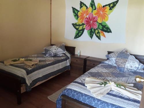 Un ou plusieurs lits dans un hébergement de l'établissement Camping y Hostal Tipanie Moana