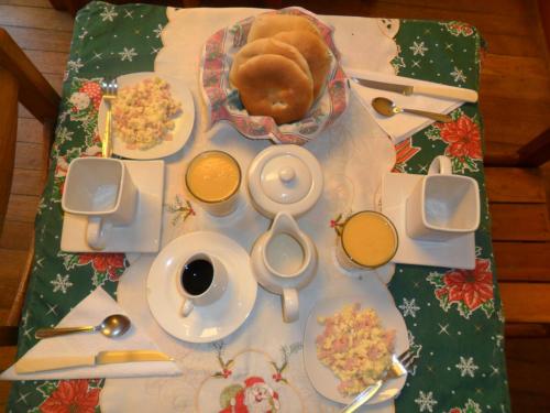 uma mesa com uma toalha de mesa com comida sobre ela em Chaquill Chak'a em Cusco